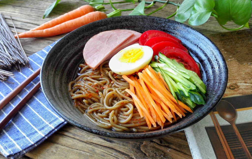 Chỉ 15 phút, ai cũng có thể làm được mì trộn lạnh chuẩn kiểu Hàn đổi món cho bữa tối cuối tuần-6