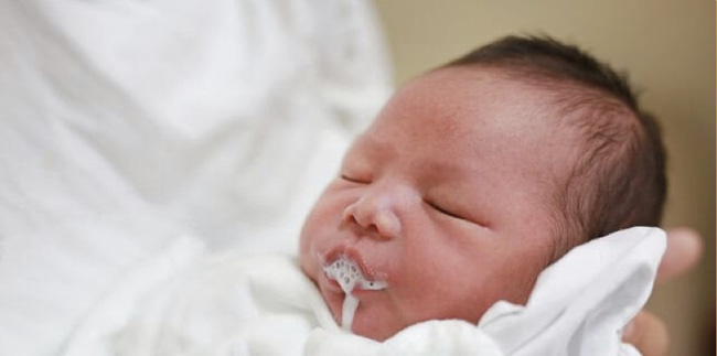 Ngủ thiếp đi khi đang cho con bú, bà mẹ giật mình tỉnh dậy vì thấy âm thanh lạ rồi lập tức đưa con đến bệnh viện-1