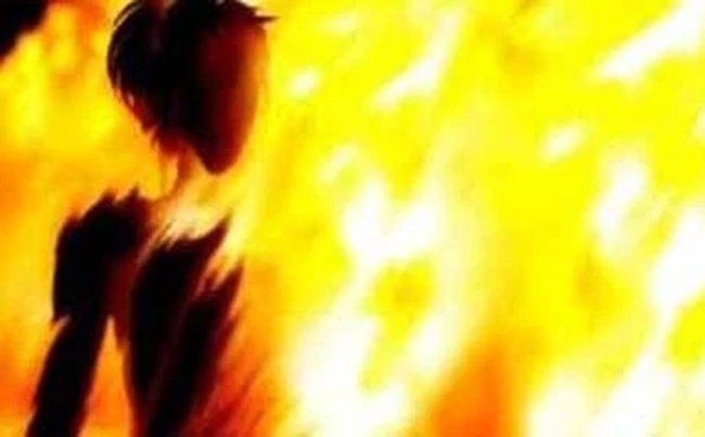 Vợ làm đơn ly hôn, chồng đổ xăng đòi đốt 2 con nhỏ để cùng tự tử: Không sống được cùng nhau thì sẽ chết cùng nhau-2