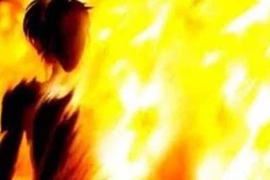 Vợ làm đơn ly hôn, chồng đổ xăng đòi đốt 2 con nhỏ để cùng tự tử: 