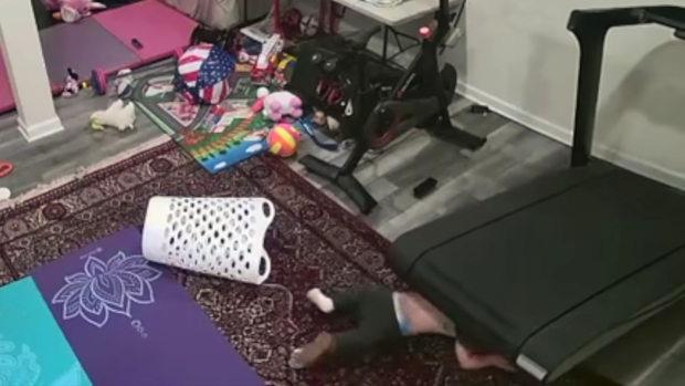 Bố mẹ để con nhỏ nghịch máy chạy bộ khiến đứa trẻ bị nuốt vào gầm gây ra cảnh tượng ám ảnh-4