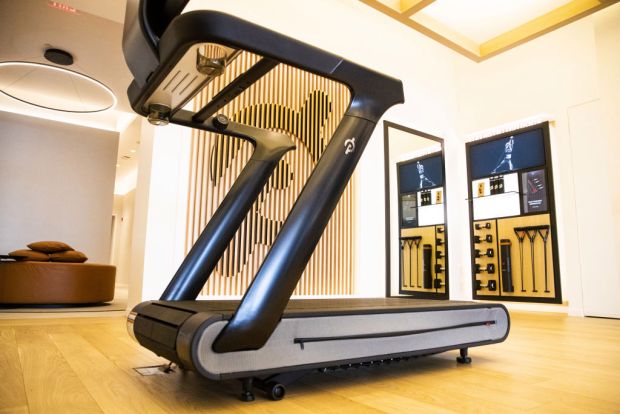 Bố mẹ để con nhỏ nghịch máy chạy bộ khiến đứa trẻ bị nuốt vào gầm gây ra cảnh tượng ám ảnh-5