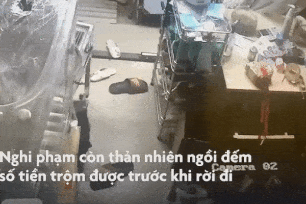 Tên trộm thản nhiên đếm tiền trong nhà gia chủ ở quận 8