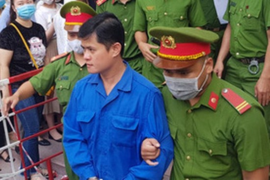 Vụ bác sĩ bị tố hiếp dâm đồng nghiệp ở Huế: Nữ y tá từng được gia đình bác sĩ cưu mang, người mẹ tiếp tục đưa bằng chứng kêu oan cho con trai