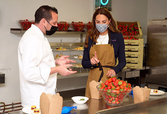 Vắng mặt trong lễ tưởng niệm mẹ chồng, Công nương Kate rạng rỡ tái xuất, chiếm spotlight với đẳng cấp vượt trội-4