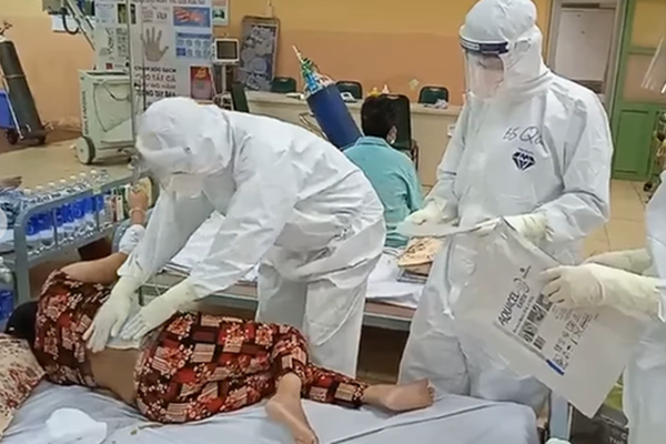 Người đàn ông không đeo khẩu trang, tự nhận là trung tá, chửi bới, khiêu khích lực lượng chốt phòng dịch-2