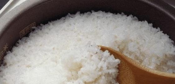 Khi nấu cơm, nên vo gạo bao nhiêu lần? Nhiều người làm sai ngay từ bước đầu tiên, bảo sao cơm không mềm, không thơm-1