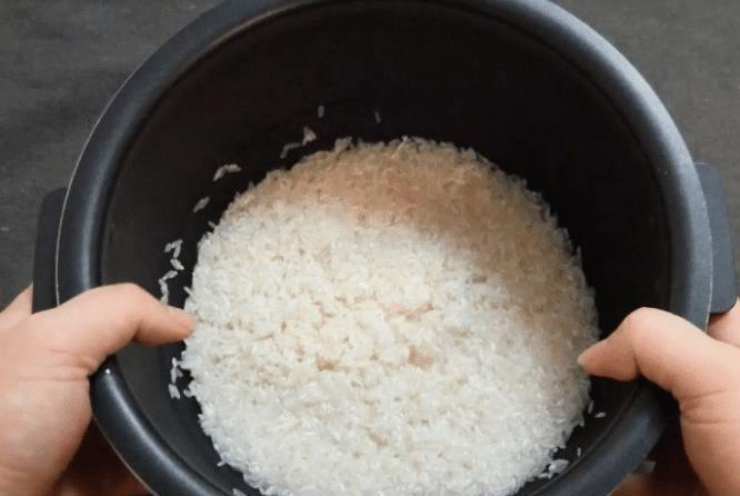 Khi nấu cơm, nên vo gạo bao nhiêu lần? Nhiều người làm sai ngay từ bước đầu tiên, bảo sao cơm không mềm, không thơm-2
