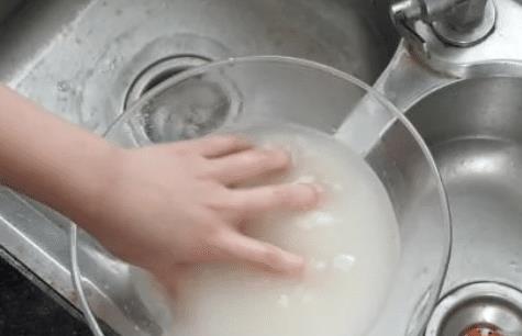 Khi nấu cơm, nên vo gạo bao nhiêu lần? Nhiều người làm sai ngay từ bước đầu tiên, bảo sao cơm không mềm, không thơm-4