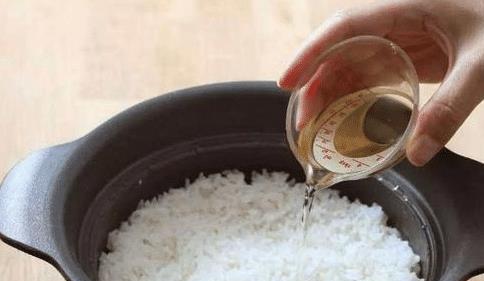 Khi nấu cơm, nên vo gạo bao nhiêu lần? Nhiều người làm sai ngay từ bước đầu tiên, bảo sao cơm không mềm, không thơm-5
