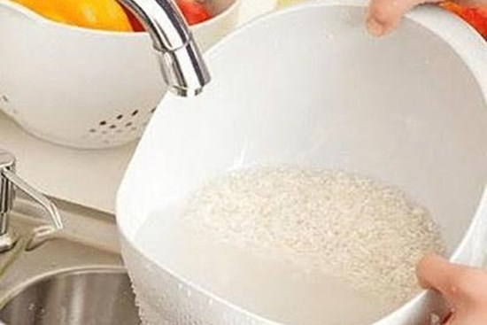 Khi nấu cơm, nên vo gạo bao nhiêu lần? Nhiều người làm sai ngay từ bước đầu tiên, bảo sao cơm không mềm, không thơm