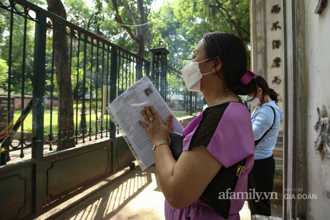 Sĩ tử Hà Nội mang bóng đèn tới Văn Miếu cầu may trước kỳ thi quan trọng nhất đời-9