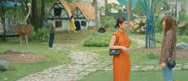 Mùa hoa tìm lại những tập cuối: Lệ buồn bã quay lưng nhìn gia đình Đồng hạnh phúc bên nhau-3