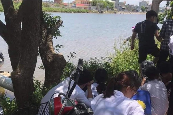 Khoảnh khắc bố phản ứng cực nhanh nhảy xuống bể bơi cứu con trai 2 tuổi-1