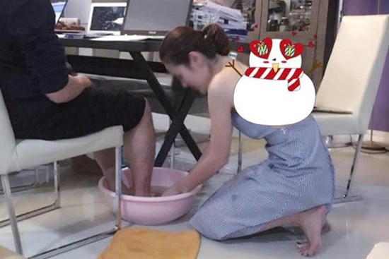 Tối nào cũng vào rửa chân cho mẹ chồng nhưng một ngày bà cấm tôi, lý do mẹ đưa ra khiến tôi khóc nghẹn