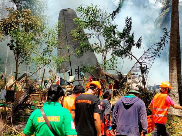 NÓNG: Máy bay chở 96 người rơi nổ tung ở Philippines, ít nhất 45 người thiệt mạng-4