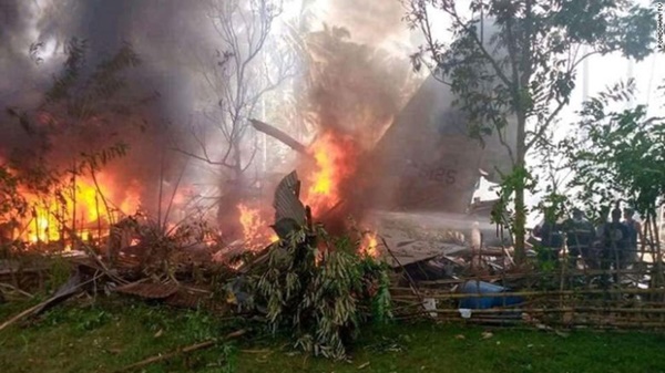 NÓNG: Máy bay chở 96 người rơi nổ tung ở Philippines, ít nhất 45 người thiệt mạng-1