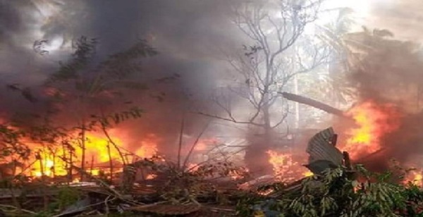 Video: Cận cảnh hiện trường tan hoang, khói bay ngập một vùng trời của vụ rơi máy bay thảm khốc khiến 45 người thiệt mạng-3