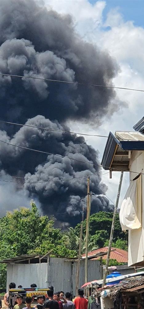 Video: Cận cảnh hiện trường tan hoang, khói bay ngập một vùng trời của vụ rơi máy bay thảm khốc khiến 45 người thiệt mạng-2