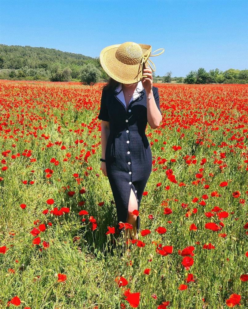 Kiểu váy được gái Pháp mặc nhiều không kém gì váy quấn, diện lên đẹp long lanh và ghi điểm tinh tế-4