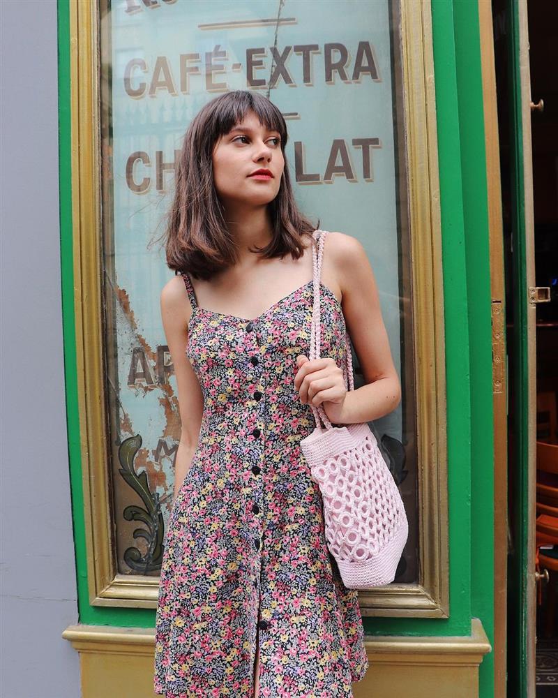 Kiểu váy được gái Pháp mặc nhiều không kém gì váy quấn, diện lên đẹp long lanh và ghi điểm tinh tế-7