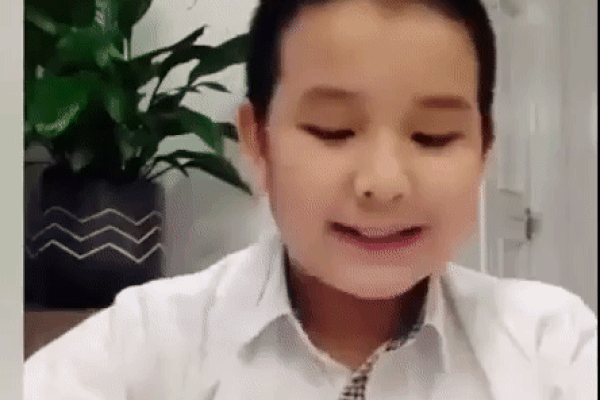 Con trai hoa hậu Thùy Lâm gây ấn tượng vì nói tiếng Anh cực siêu, chỉ 1 câu trong bài phát biểu đã cho thấy mẹ dạy quá khéo