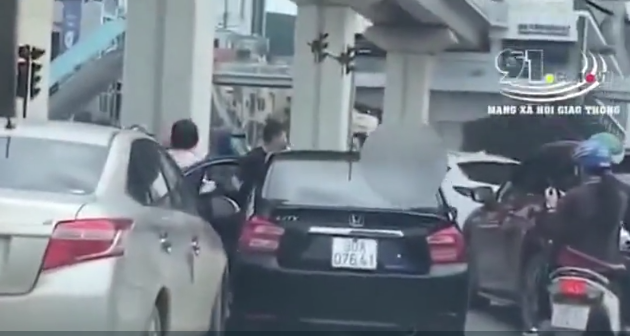 Hà Nội: 2 tài xế đứng đánh nhau tơi bời giữa ngã tư sau va chạm xe trên đường-1