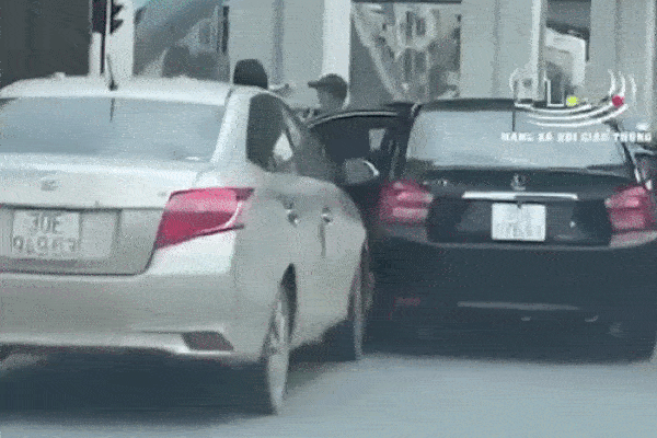 Nữ tài xế chở 2 mẹ con vượt ẩu khiến chiếc xe lật úp giữa đường, điều bất ngờ phút cuối khiến tất cả vỡ òa-2