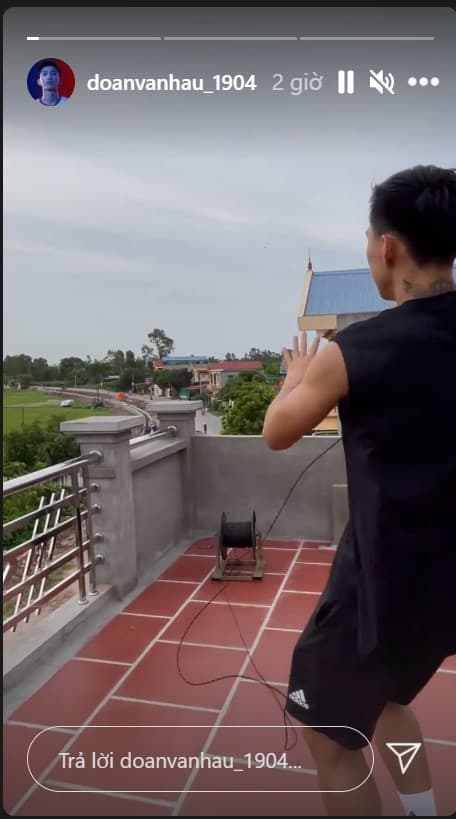 Ở nhà, Đoàn Văn Hậu tận hưởng thú vui như thời trẻ thơ nhưng body mới thực sự gây chú ý-1