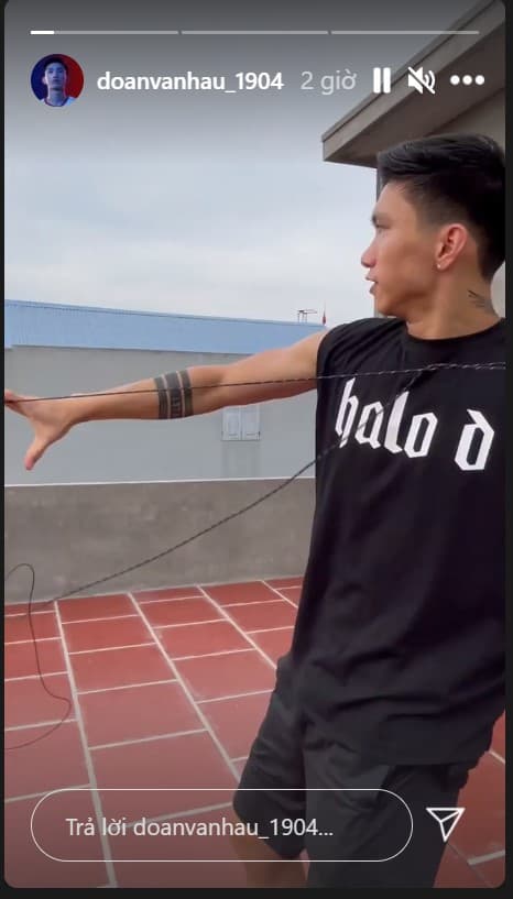 Ở nhà, Đoàn Văn Hậu tận hưởng thú vui như thời trẻ thơ nhưng body mới thực sự gây chú ý-3