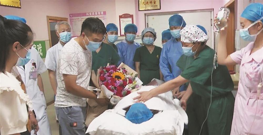 Đã có 2 con gái, ông bố trẻ vẫn muốn vợ đẻ thêm con trai, nào ngờ kết quả lần sinh thứ 3 nằm ngoài dự kiến của tất cả mọi người-2