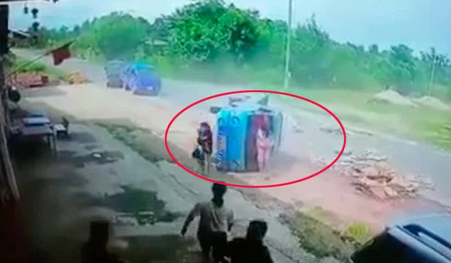 Nữ tài xế chở 2 mẹ con vượt ẩu khiến chiếc xe lật úp giữa đường, điều bất ngờ phút cuối khiến tất cả vỡ òa-1