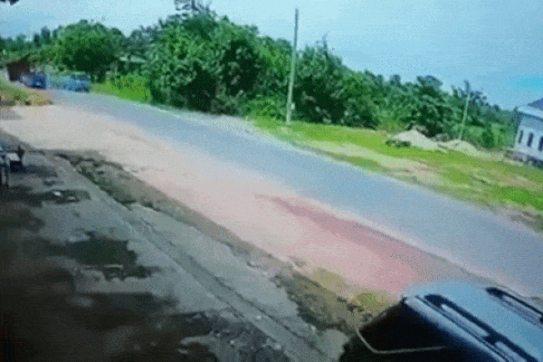 Nữ tài xế chở 2 mẹ con vượt ẩu khiến chiếc xe lật úp giữa đường, điều bất ngờ phút cuối khiến tất cả vỡ òa