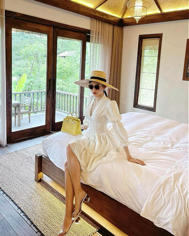 Tiết kiệm như Huyền My: Chỉ diện đi diện lại 2 kiểu giày nhưng mix đồ không lạc quẻ, lại còn tôn dáng ảo diệu-2