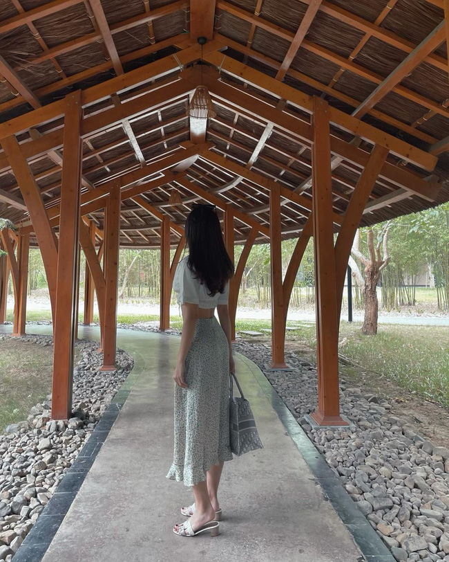 Tiết kiệm như Huyền My: Chỉ diện đi diện lại 2 kiểu giày nhưng mix đồ không lạc quẻ, lại còn tôn dáng ảo diệu-4