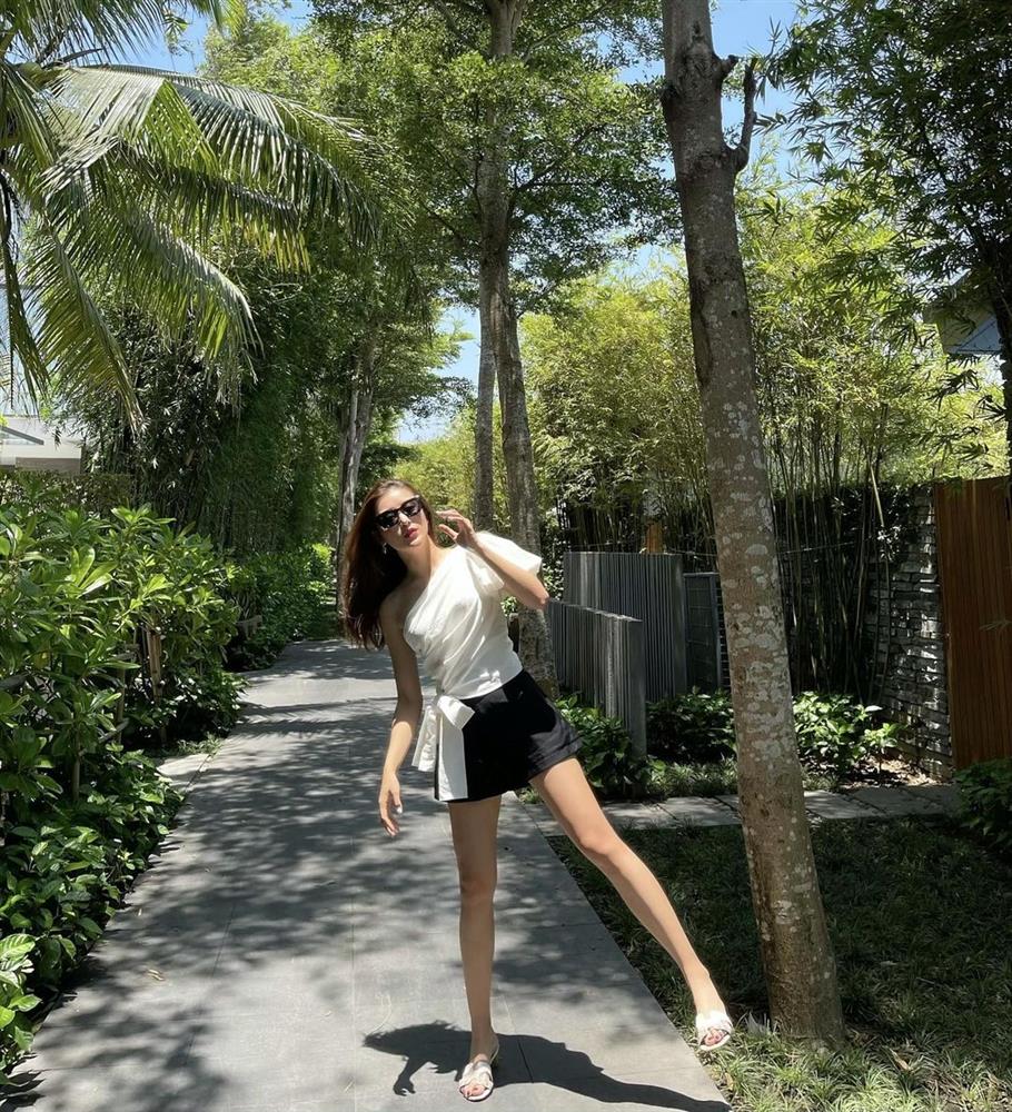 Tiết kiệm như Huyền My: Chỉ diện đi diện lại 2 kiểu giày nhưng mix đồ không lạc quẻ, lại còn tôn dáng ảo diệu-5