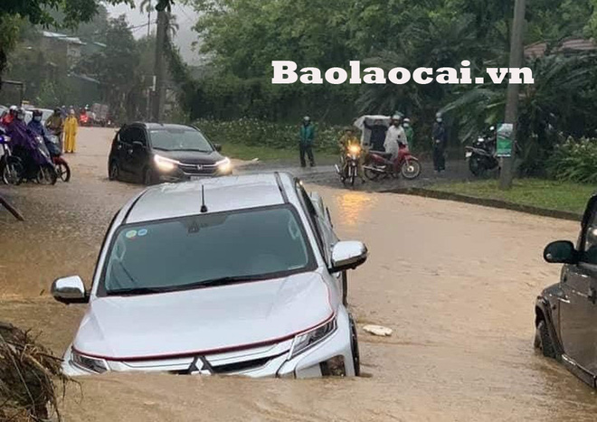 Các tỉnh phía Bắc bắt đầu mưa to, ô tô, xe máy chìm nghỉm trong nước-1