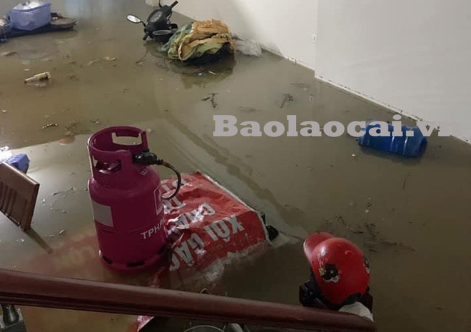 Các tỉnh phía Bắc bắt đầu mưa to, ô tô, xe máy chìm nghỉm trong nước-3