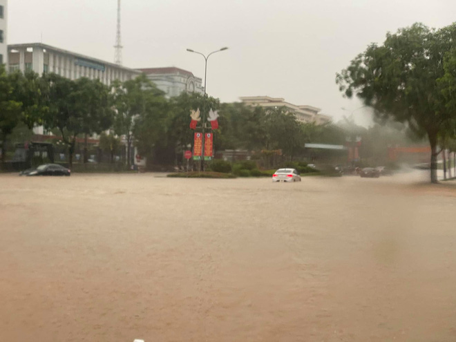 Các tỉnh phía Bắc bắt đầu mưa to, ô tô, xe máy chìm nghỉm trong nước-6