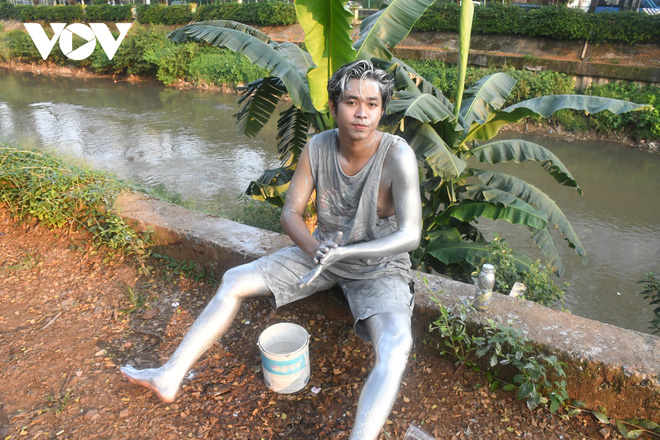 Người sơn bạc - Silver man” ở Indonesia vật lộn kiếm sống trong đại dịch-1