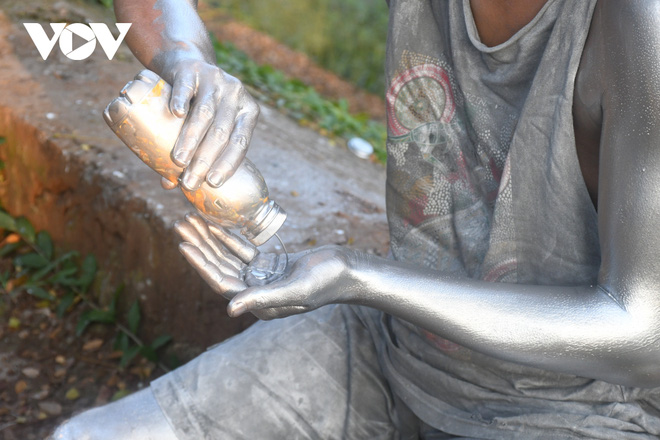 Người sơn bạc - Silver man” ở Indonesia vật lộn kiếm sống trong đại dịch-2