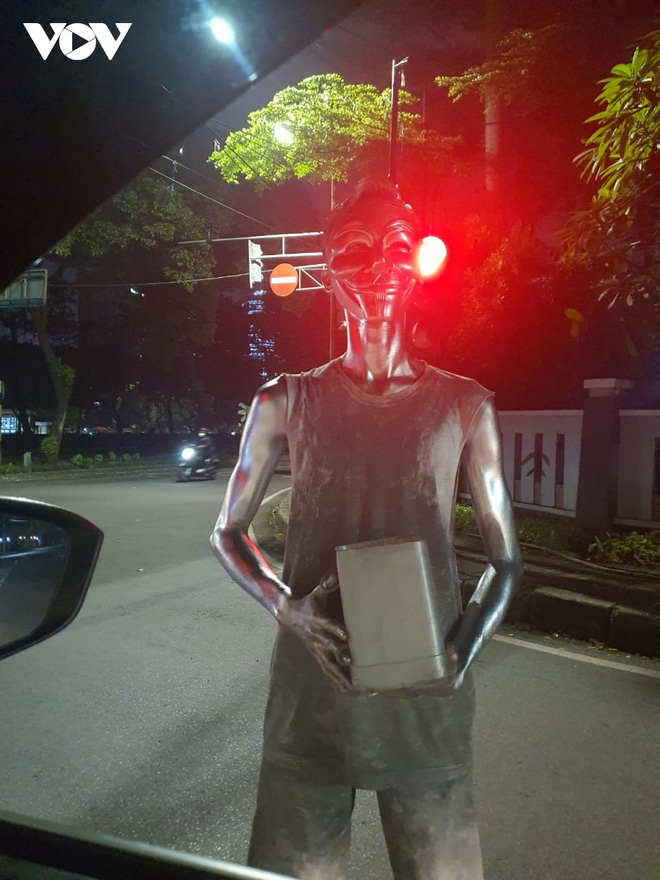 Người sơn bạc - Silver man” ở Indonesia vật lộn kiếm sống trong đại dịch-7