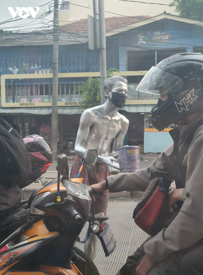 Người sơn bạc - Silver man” ở Indonesia vật lộn kiếm sống trong đại dịch-8