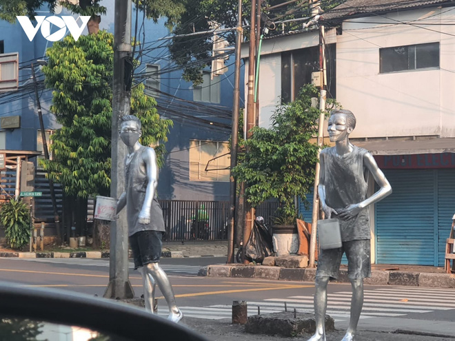 Người sơn bạc - Silver man” ở Indonesia vật lộn kiếm sống trong đại dịch-10