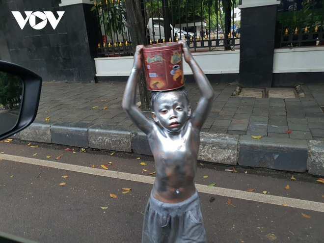 Người sơn bạc - Silver man” ở Indonesia vật lộn kiếm sống trong đại dịch-12