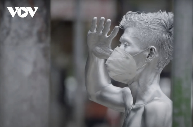 Người sơn bạc - Silver man” ở Indonesia vật lộn kiếm sống trong đại dịch-9
