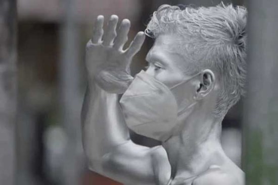 Người sơn bạc - “Silver man” ở Indonesia vật lộn kiếm sống trong đại dịch