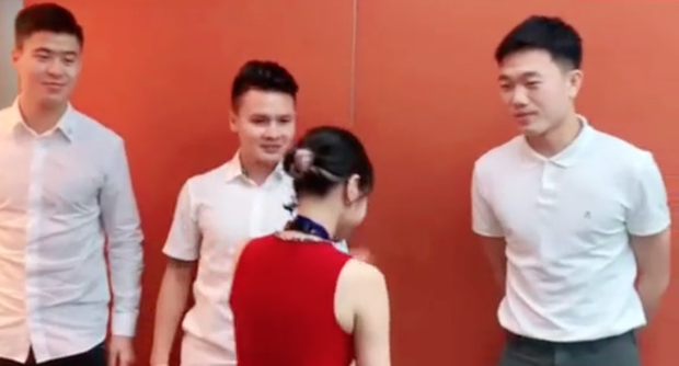 Clip: Mấy giây biểu cảm lạ của Quang Hải trước fan girl, netizen ngồi hóng phản ứng của bạn gái ở nhà-2