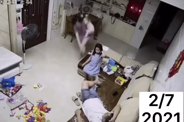 Khoảnh khắc mẹ phản xạ cực nhanh cứu con gái suýt rơi khỏi tòa nhà-1