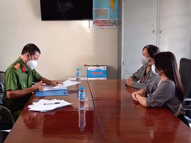 2 người phụ nữ thông chốt kiểm dịch, chửi bới lực lượng chức năng bị phạt 5 triệu đồng-1